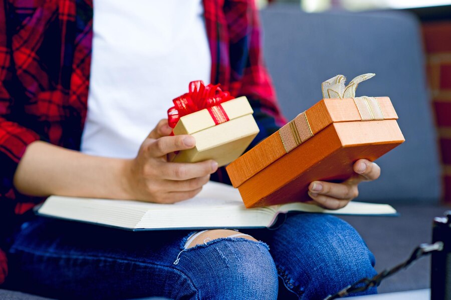 Invest in Employee Happiness with PeopleProud's Gift Boxes